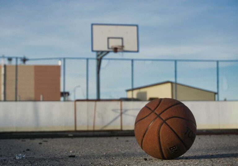 jak rzucać do kosza