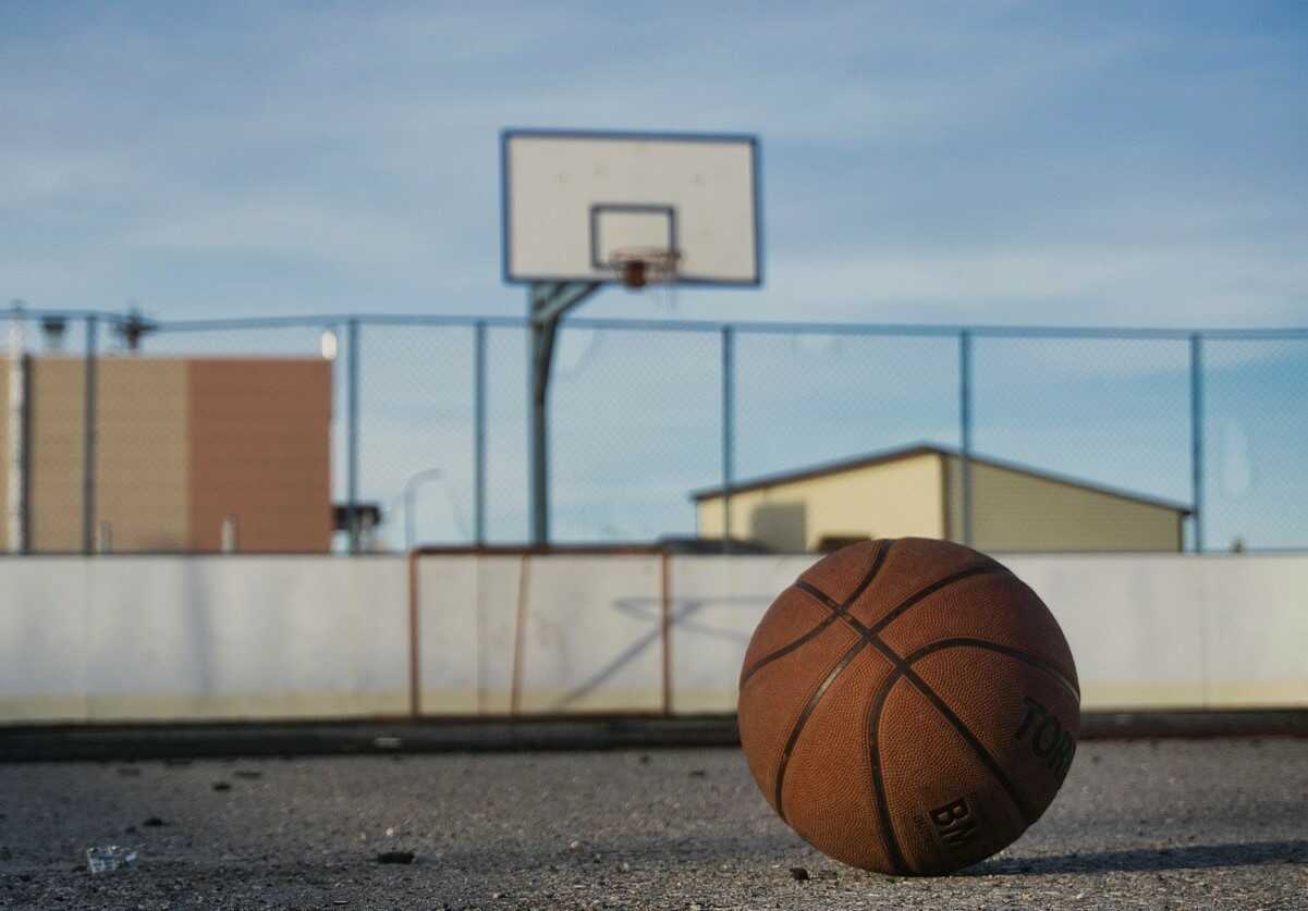 jak rzucać do kosza