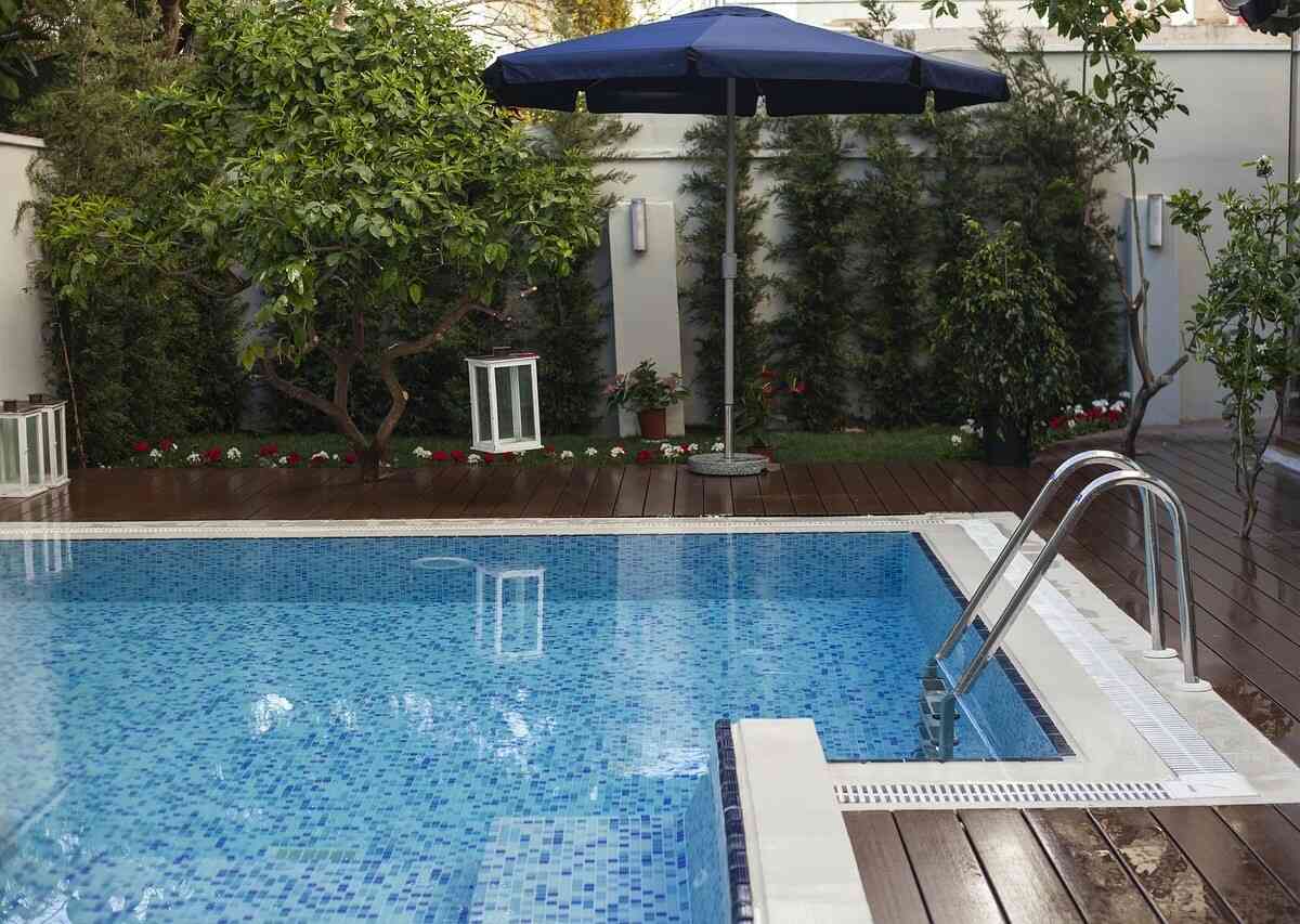 jak dbać o wodę w basenie