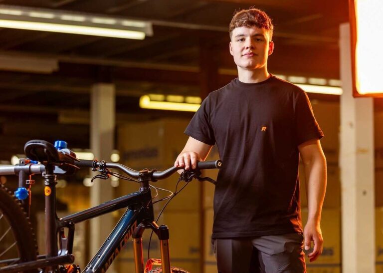 jak odkręcać pedały w rowerze